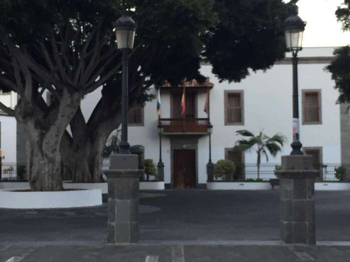 Banderas a media asta en el balcón de las Casas Consistoriales de Telde (Foto TA)