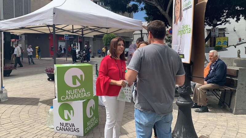 La alcaldesa y candidata a la reelección Carmen Hernández, conversa con un vecino (Foto TA)