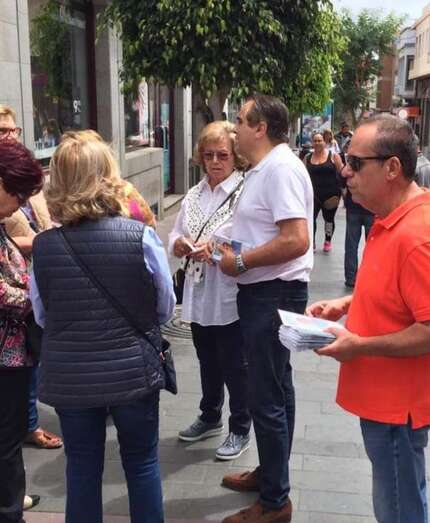 Valido y miembros de su candidatura, esta mañana en la calle peatonal de Los Llanos (Foto TA)
