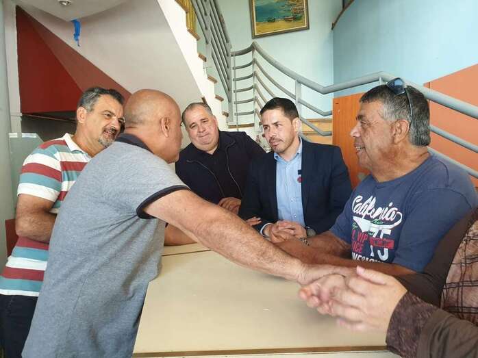 Héctor Suárez y Juan Martel con vecinos de El Ejido (Foto TA)