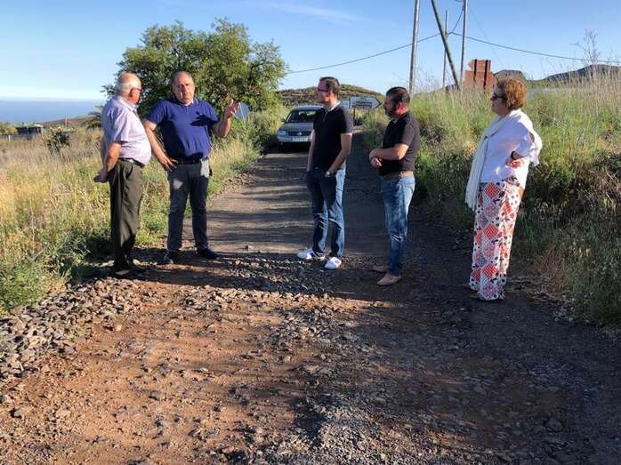Martel con vecinos de la zona (Foto TA)