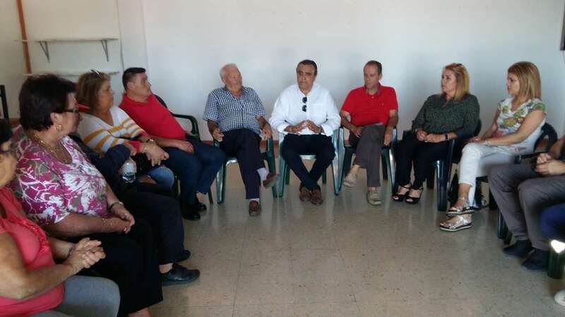 Imagen del encuentro de Valido con vecinos de Hoya Aguedita (Foto TA)