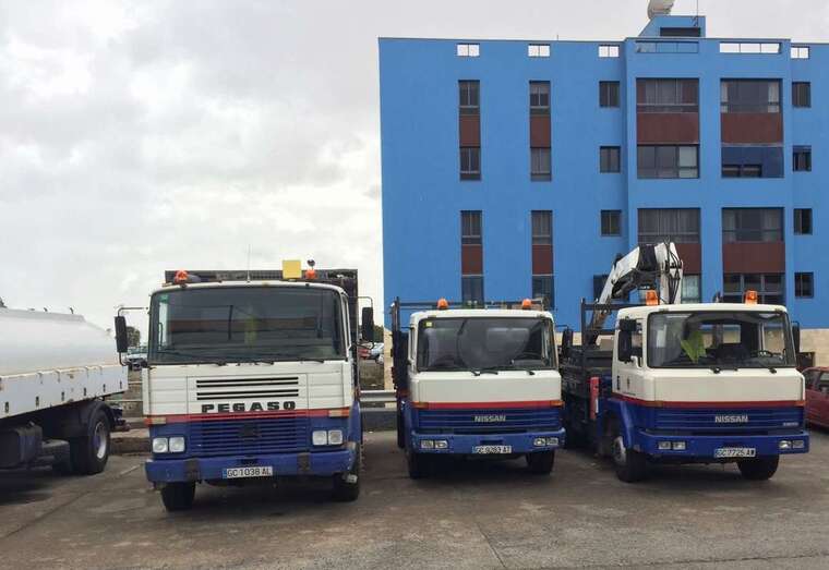 Imagen de archivo de varios camiones del Ayuntamiento aparcados en la zona de Narea (Foto TA)