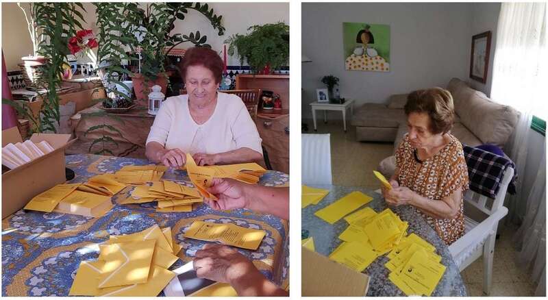 Antonia Santana y Emilia (Paquita) Rosa Ramos ensobrando en sus casas los votos de Nueva Canarias (Foto TA)