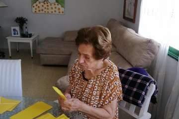 Emilia Rosa (Paquita) Ramos Peñate ensobrando papeletas en su domicilio de La Garita (Foto TA)