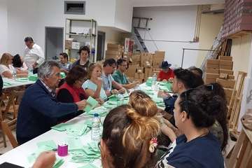 Más por Telde reparte dípticos informativos por todo el municipio y continúa ensobrando papeletas (Foto TA)