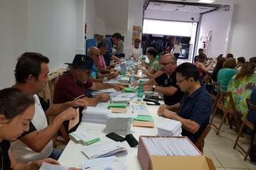 Más por Telde reparte dípticos informativos por todo el municipio y continúa ensobrando papeletas (Foto TA)