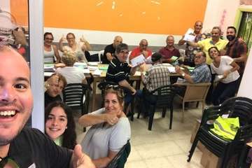 Más por Telde reparte dípticos informativos por todo el municipio y continúa ensobrando papeletas (Foto TA)