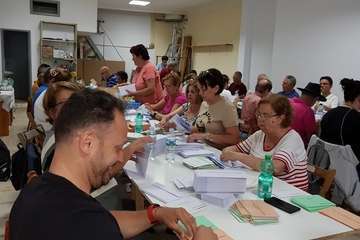 Más por Telde reparte dípticos informativos por todo el municipio y continúa ensobrando papeletas (Foto TA)