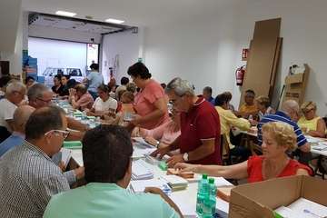 Más por Telde reparte dípticos informativos por todo el municipio y continúa ensobrando papeletas (Foto TA)