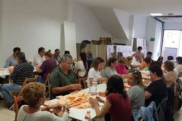 Más por Telde reparte dípticos informativos por todo el municipio y continúa ensobrando papeletas (Foto TA)