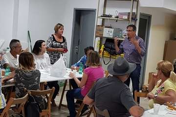 Más por Telde reparte dípticos informativos por todo el municipio y continúa ensobrando papeletas (Foto TA)