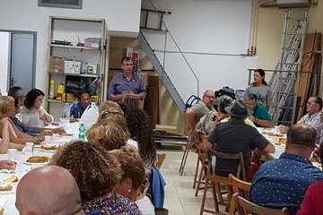 Más por Telde reparte dípticos informativos por todo el municipio y continúa ensobrando papeletas (Foto TA)