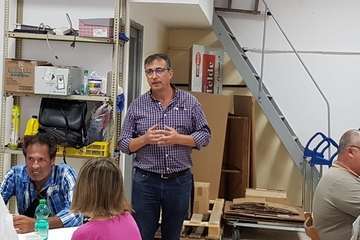 Más por Telde reparte dípticos informativos por todo el municipio y continúa ensobrando papeletas (Foto TA)