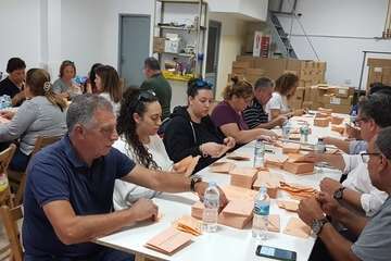 Más por Telde reparte dípticos informativos por todo el municipio y continúa ensobrando papeletas (Foto TA)