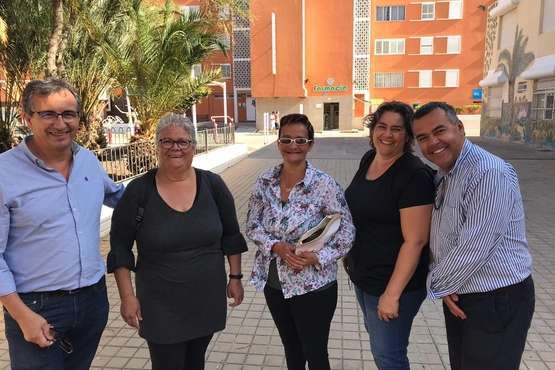 Más por Telde reparte dípticos informativos por todo el municipio y continúa ensobrando papeletas (Foto TA)