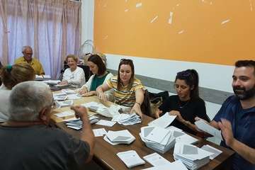 Más por Telde reparte dípticos informativos por todo el municipio y continúa ensobrando papeletas (Foto TA)