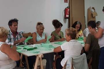 Más por Telde reparte dípticos informativos por todo el municipio y continúa ensobrando papeletas (Foto TA)