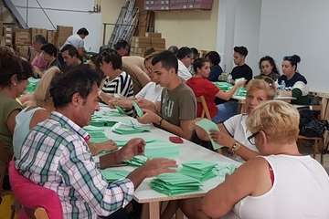 Más por Telde reparte dípticos informativos por todo el municipio y continúa ensobrando papeletas (Foto TA)