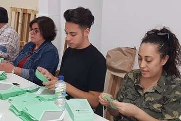 Más por Telde reparte dípticos informativos por todo el municipio y continúa ensobrando papeletas (Foto TA)