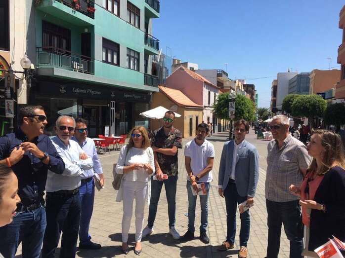 Los miembros de Ciudadanos en la calle peatonal princiapl de Los Llanos (Foto TA)