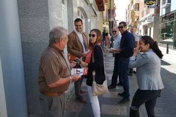Ciudadanos, de pateo por la zona comercial abierta del centro de la ciudad (Foto TA)