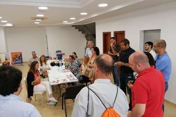 Ciudadanos, de pateo por la zona comercial abierta del centro de la ciudad (Foto TA)