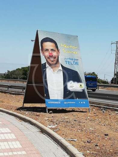 Pintadas en la cartelería del candidato de Juntos por Telde, Héctor Suárez)