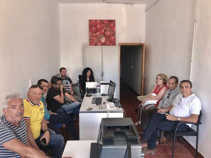 Valido y miembros de su candidatura con sindicalistas de UGT (Foto TA)