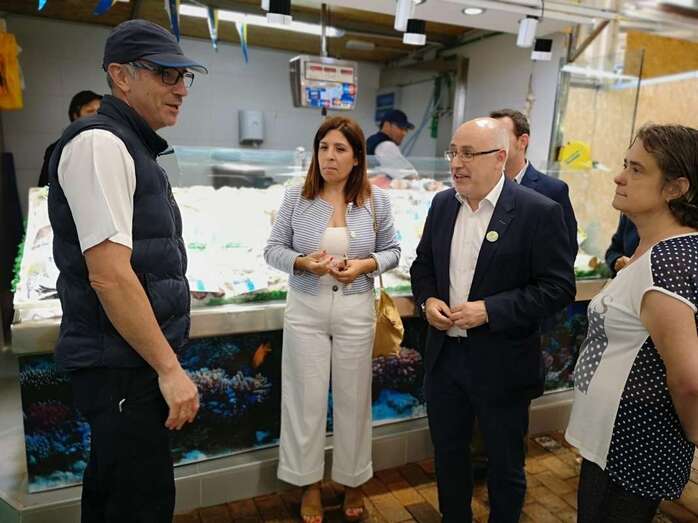 Carmen Hernández y Antonio Morales, este viernes en Telde en la visita al mercado provisional de Narea (Foto TA)
