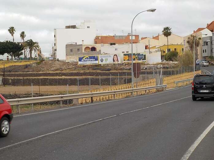 Valla de NC con un mensaje alusivo a la bajada de la deuda (Foto TA)