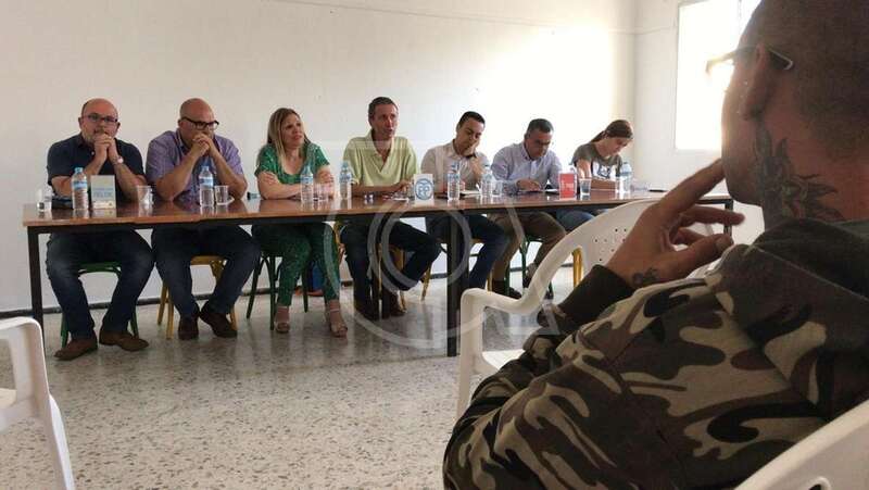 Mesa con los políticos que participaron en el debate electoral (Foto TA)