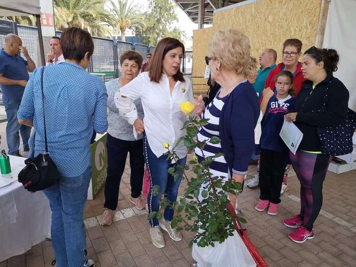 La candidata a la reelección como alcadesa, Carmen Hernández, conversa con vecinos en el mercado municipal (Foto TA)