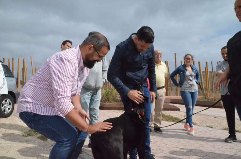 Suárez y López durante el encuentro con la asociación de adiestramiento de perros (Foto TA)