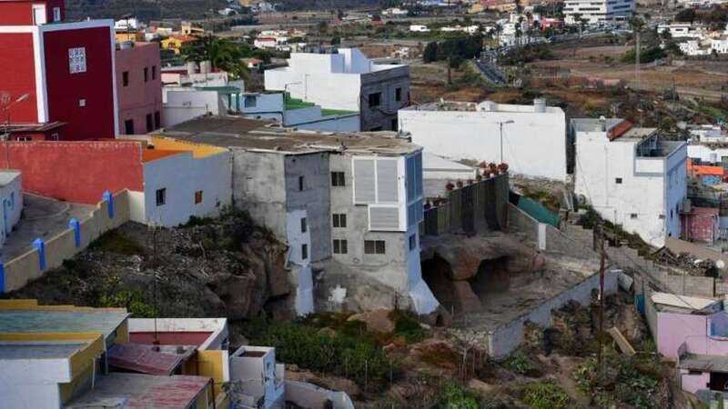 Vista del estanque cueva ya limpio y del muro levantado encima. Sobre la cubierta de la cavidad el promotor colocó una solera de hormigón y le abrió una puerta para acceso rodado desde la calle Ruiseñor (Foto Juan Carlos Alonso/C7)