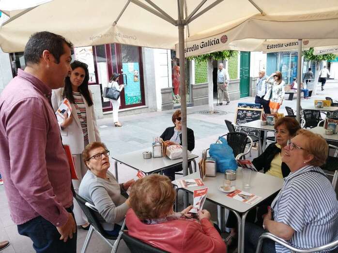 Vidina Espino e Iván Sánchez conversa con varias vecinas de Los Llanos (Foto TA)
