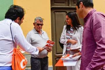 Vidina Espino (Cs) defiende a las pymes en un recorrido por la zona comercial de Telde (Foto TA)