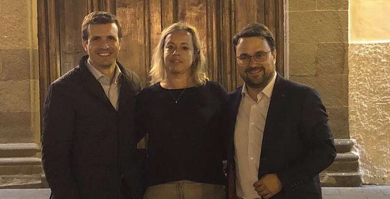 Casado con Sonsoles Martín y Asier Antona, en la plaza de Los Llanos de Telde, durante la campaña de las generales (Foto TA)