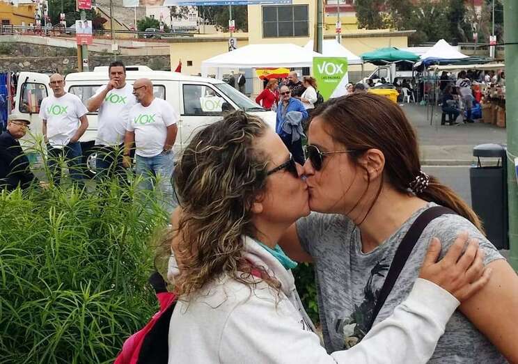 Imagen del beso de Esther González y Rosa Vega frente a miembros de Vox en el Mercadillo de Jinámar (Foto TA)
