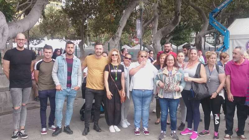 Juan Antonio Peña, el cuarto por la izquierda, en la protesta protagonizada por los inquilinos de Visocan en la capital grancanaria (Foto TA)