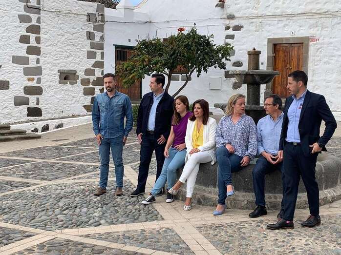 Candidatos de los grupos que se sientan en el Pleno, en una foto de familia (Foto TA)