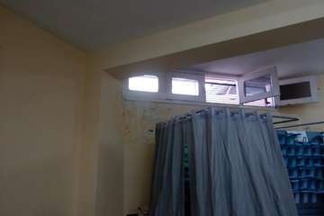  Una vecina de Telde participa como vocal en un colegio electoral conectada a una bomba de oxigeno (Foto TA)