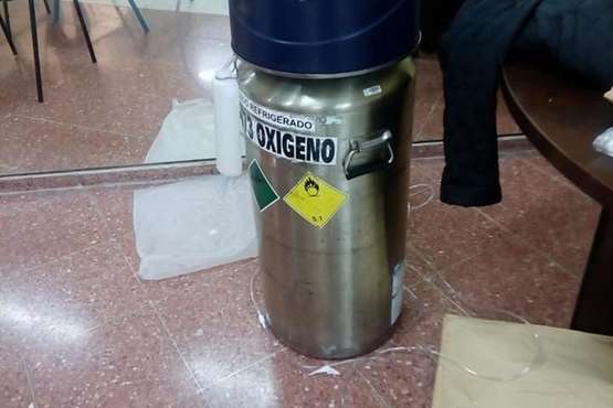  Una vecina de Telde participa como vocal en un colegio electoral conectada a una bomba de oxigeno (Foto TA)