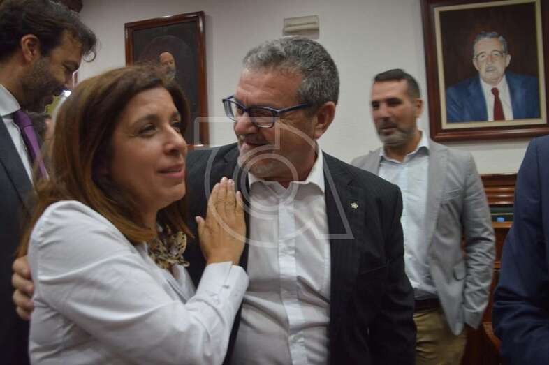 La alcaldesa Carmen Hernández y el socialista Gregorio Viera se saludan afectuosamente al finalizar el Pleno (Foto TA)