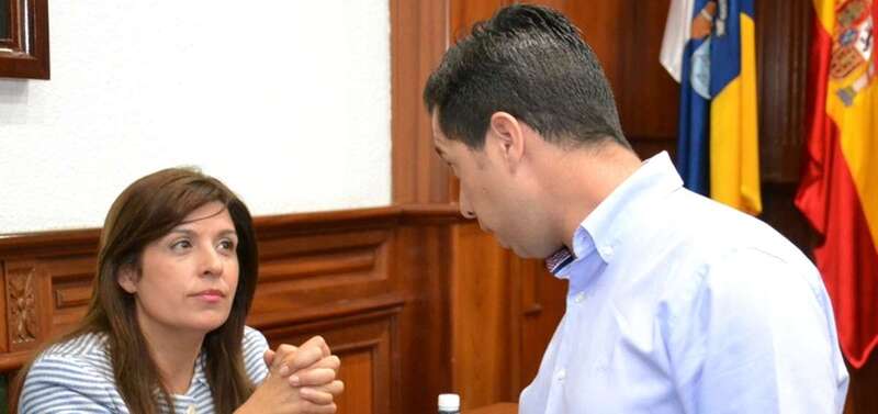 Imagen de archivo de Carmen Hernández y Alejandro Ramos cuando ambos eran ediles de la oposición en el mandato 2011-2015 (Foto TA)