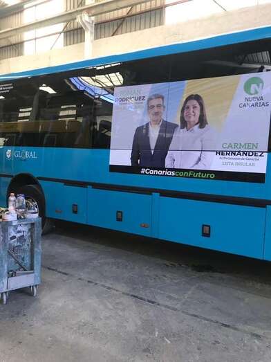 Cartel electoral de Nueva Canarias en una guagua de Global (Foto TA)