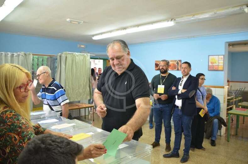 El edil Juan Martel votando el pasado domingo en su colegio electoral (Foto TA)