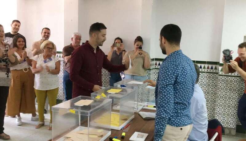 Momento en que vota el candidato de Ciuca, Juan Antonio Peña, en su colegio electoral (Foto TA)