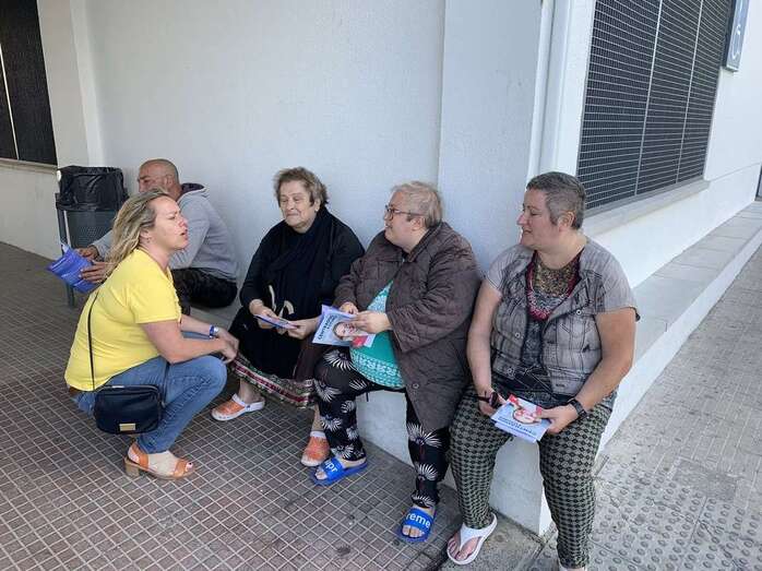 La candidata a la Alcaldía del PP, Sonsoles Martín, charla con vecinos de un barrio de Telde durante la campaña electoral (Foto TA)