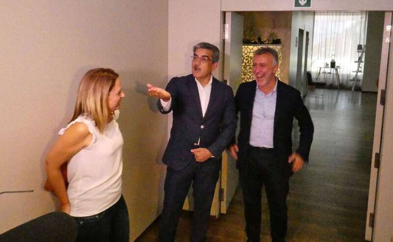 Ángel Víctor Torres y Román Rodríguez, ayer en la capital grancanaria (Foto TA)